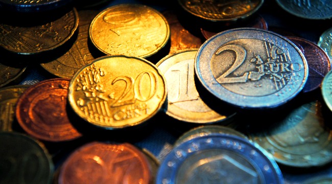 Jedinstvena valuta je pala nakon sto je palo poverenje potrosaca u evrozoni u februaru